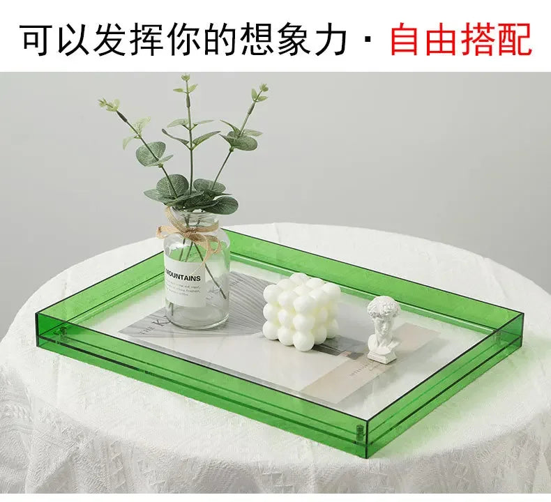 Grüner Acryl-Foto-Displayrahmen mit Glasgefäß, Grünzeug und weißem Dekor auf weißer Tischdecke.