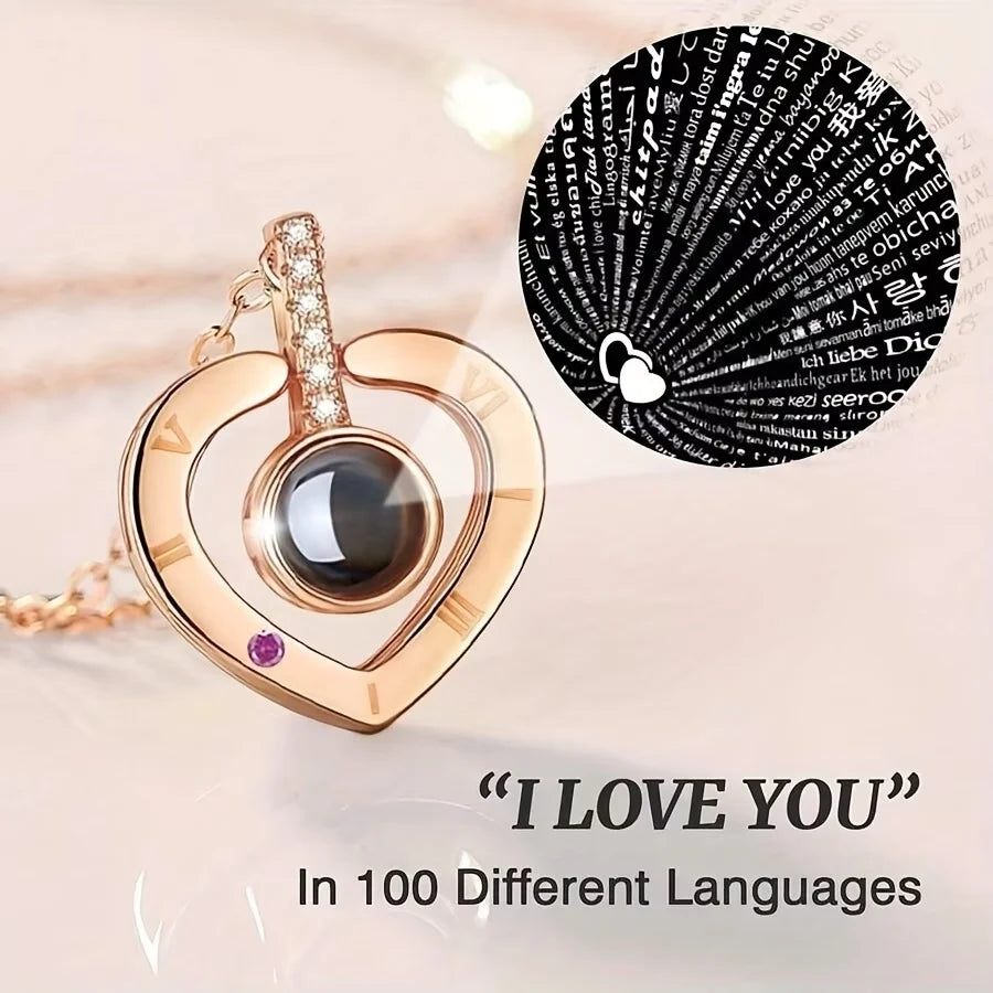 Collier doré avec pendentif cœur et charm rose, à côté d'un graphique circulaire avec du texte
