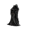 Dunkle Statue, die ein Paar umarmt, im Stil einer gotischen Grim Reaper für Halloween-Dekoration.