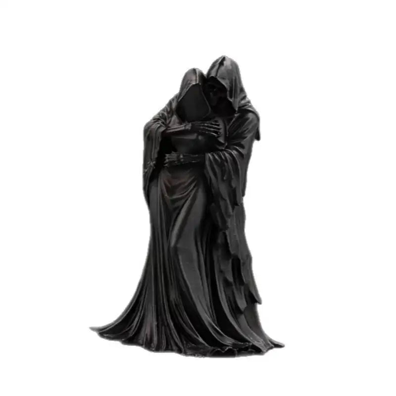Dunkle Statue, die ein Paar umarmt, im Stil einer gotischen Grim Reaper für Halloween-Dekoration.