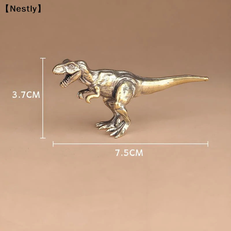 Ornement de dinosaure en laiton solide avec un long museau et une queue, présenté sur fond neutre.