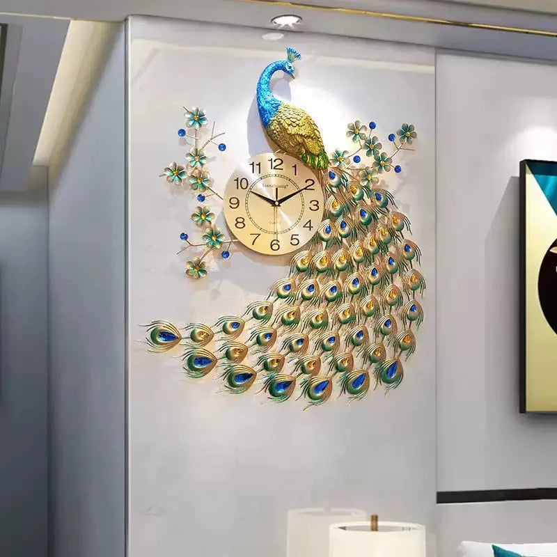 Horloge murale élégante au motif paon doré et plume sur panneau blanc.
