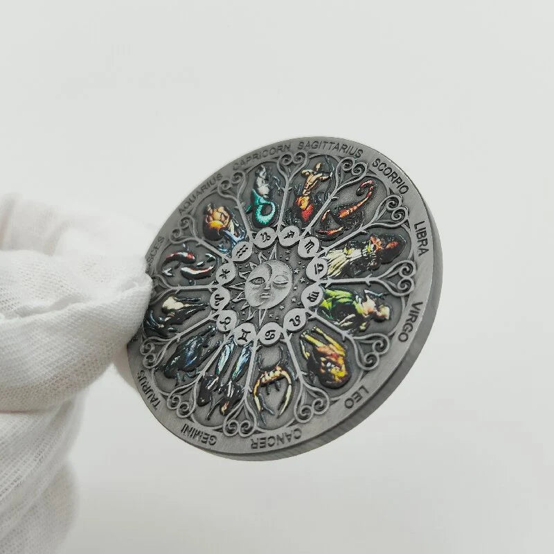 Une pièce commémorative avec un design rétro de roue zodiaque, des symboles de constellations et des signes du zodiaque.