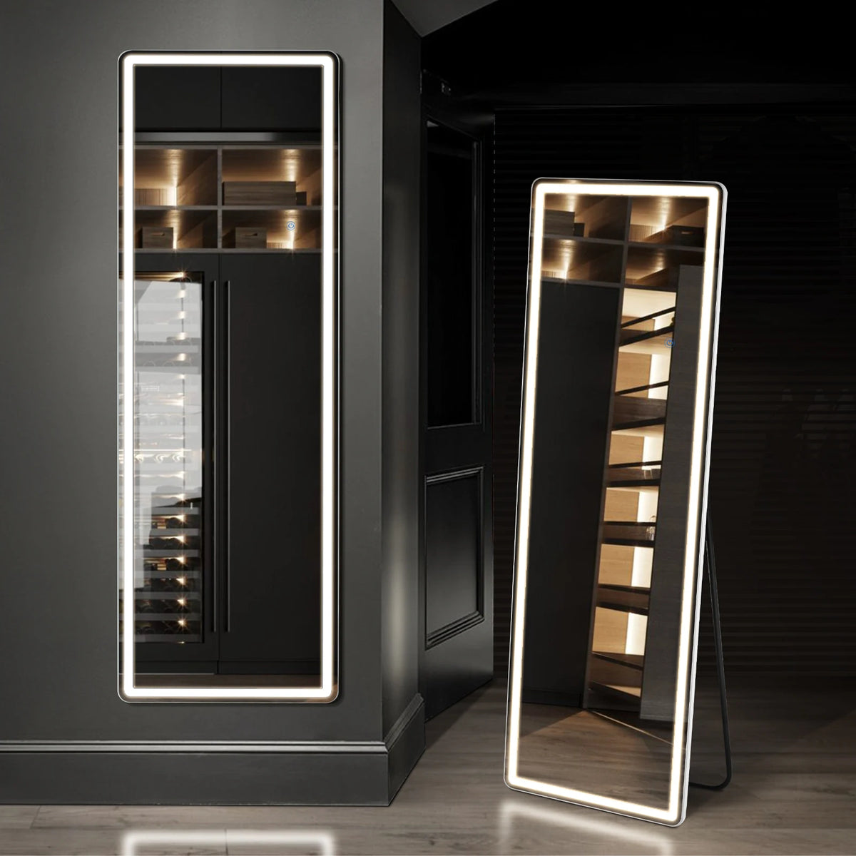 Espejo LED de cuerpo entero con marco de aluminio que refleja un paisaje urbano en un interior moderno.