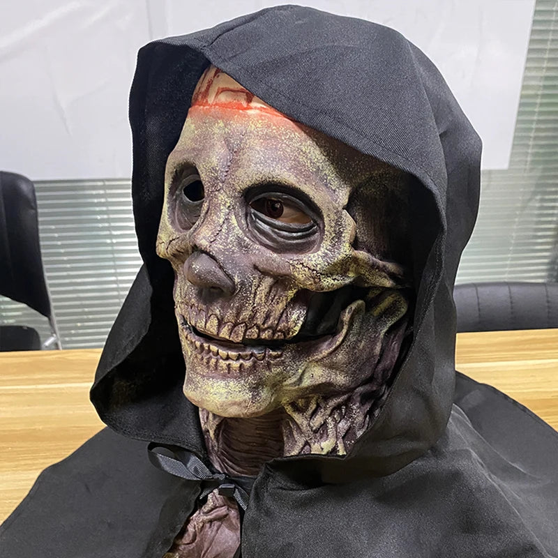 Masque crâne complet en latex avec capuche, présentant une texture osseuse réaliste et des détails peints.