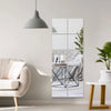 Miroir rectangulaire vertical à motif géométrique reflétant une plante en pot et une lumière intérieure.