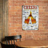 Vintage-Metallbier-Schild als Wanddekoration mit Cheers-Slogans und Kunst auf Ziegelsteinwand.