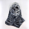 Masque crâne en latex sculpté avec détails complexes et finition gris foncé.