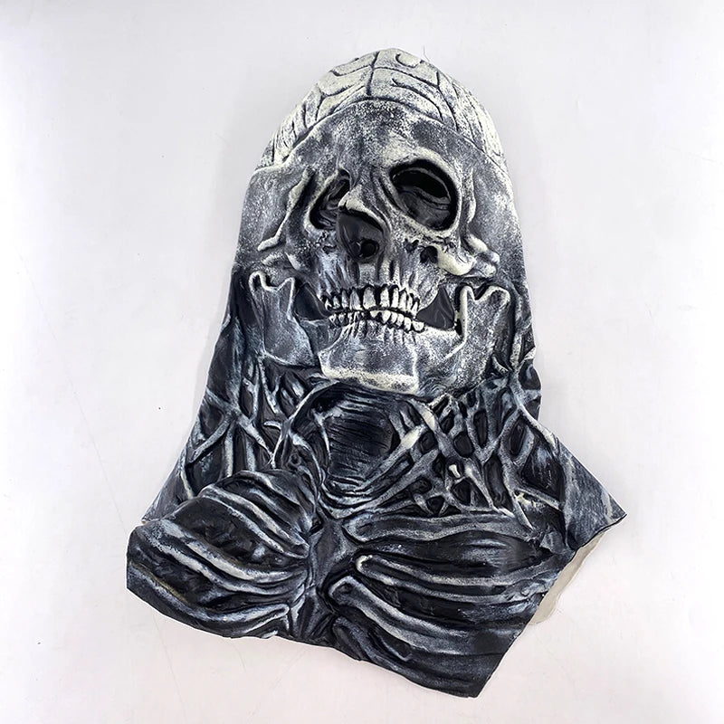 Masque crâne en latex sculpté avec détails complexes et finition gris foncé.