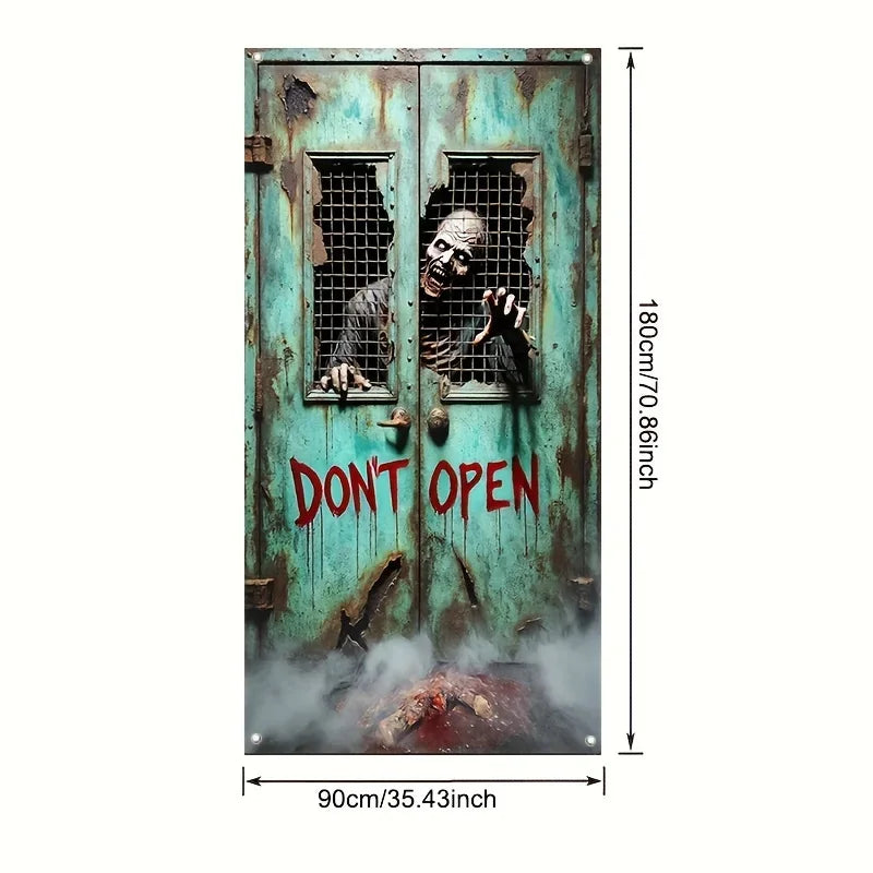 Bannière de porte métallique usée représentant un visage de zombie squelette menaçant.