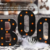 Letrero de marquesina negro en forma de B y O, con bombillos naranjas brillantes para decoración de Halloween.