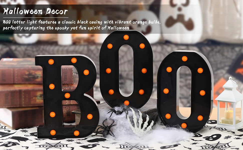 Letrero de marquesina negro en forma de B y O, con bombillos naranjas brillantes para decoración de Halloween.