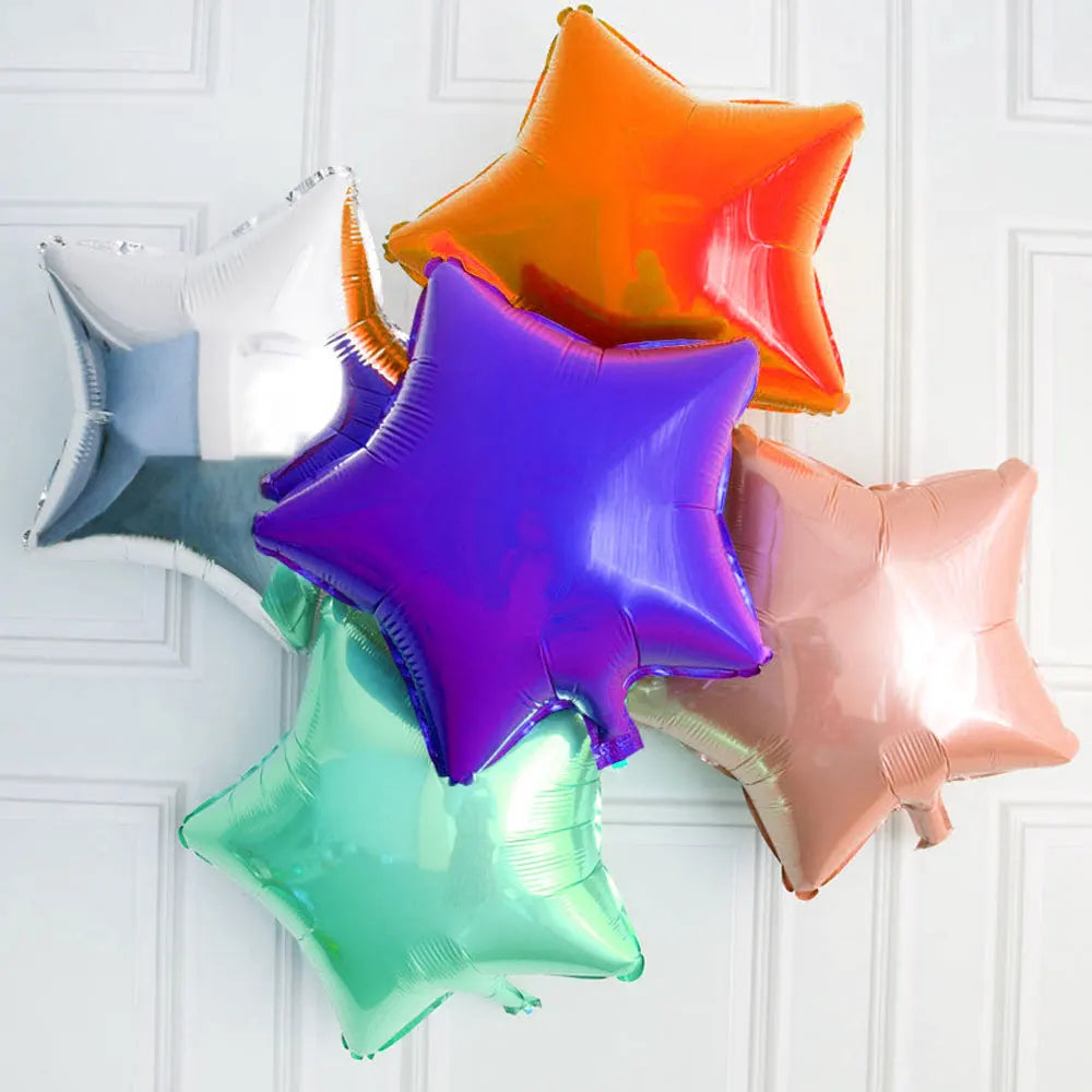Une collection de dix ballons en feuille de couleur orange, violette, argentée et rose.