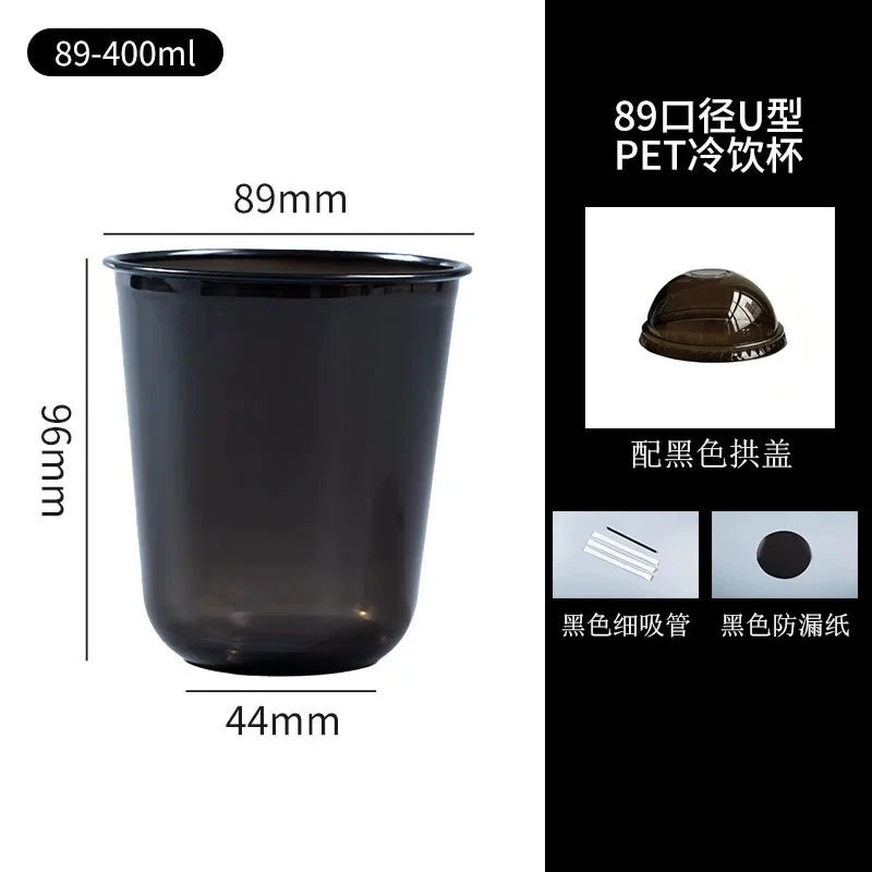 Schwarze 89-400ml PET-Einwegbecher mit Deckel und Strohhalm, Seitenansicht.