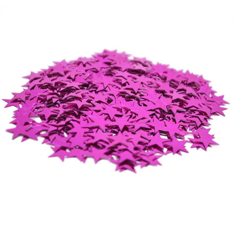 Un tas de confettis acryliques en laser d'or et d'argent.