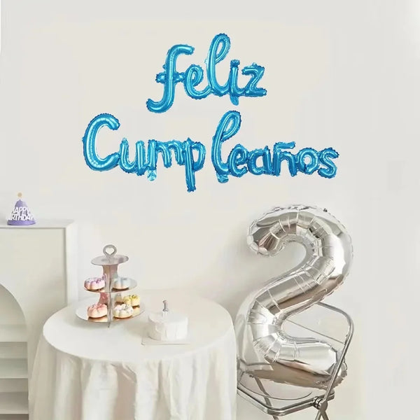 Blauer Schrifttext mit Feliz Cumpleaños über einem silbernen Folienballon