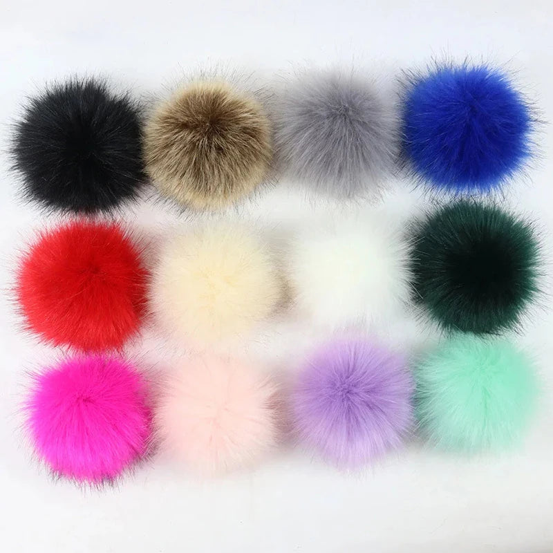 Collection de pompons en fausse fourrure colorés dans diverses nuances : noir, marron, gris, bleu, rouge, rose et vert.
