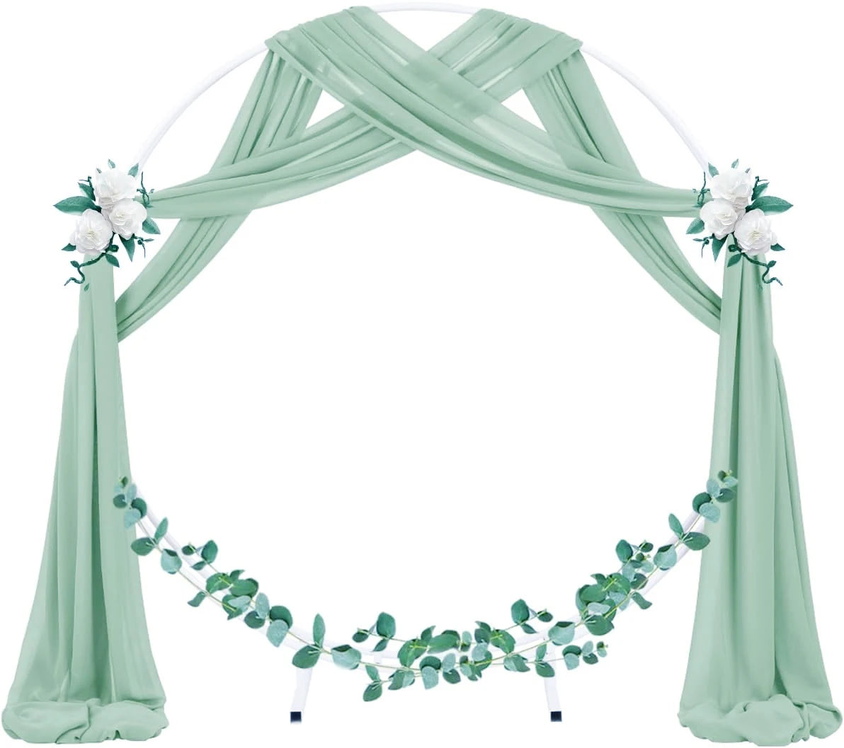 Tissu chiffon vert sauge élégant drapé en arche pour un événement.