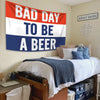 Tapis mural mème amusant avec le texte BAD DAY TO BE A BEER sur fond blanc à rayures bleues et oranges