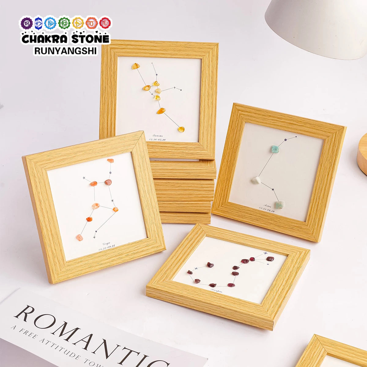 Sammlung von natürlichen Kristall-Widder-Zeichen-Fotoframes in hellem Holz mit verschiedenfarbenen Kristallen.