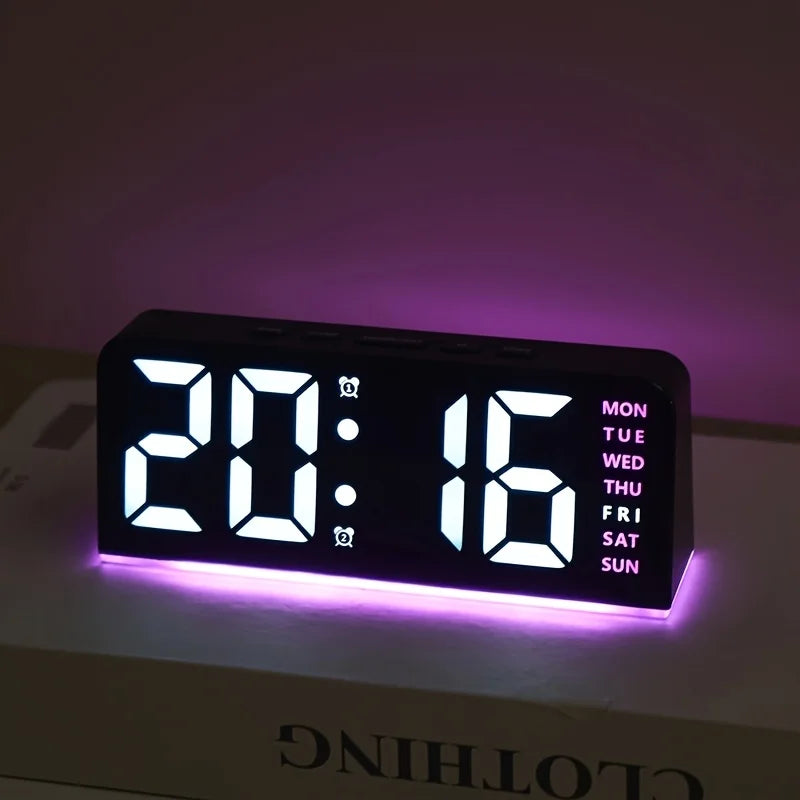 Reloj de alarma LED digital mostrando 20:16 con un brillo púrpura sobre una superficie blanca.