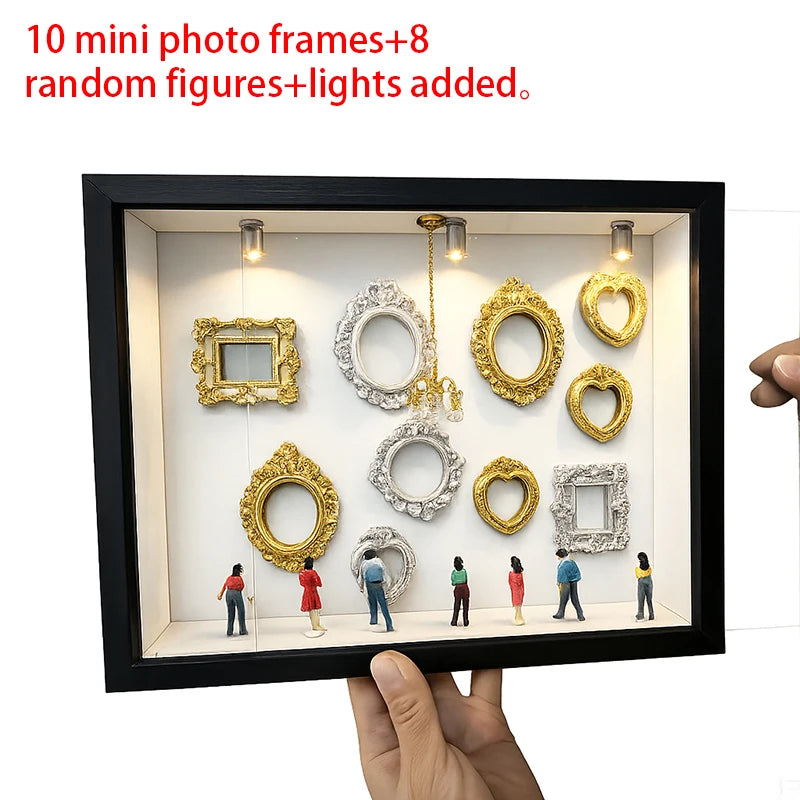 Schwarze Displaybox mit zehn Mini-Fotoframes, acht zufälligen Figuren und Lichtern.