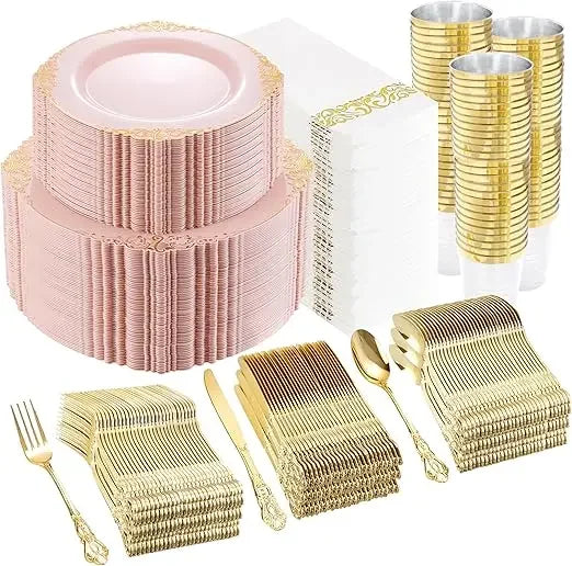 Set aus gold-weißem Kunststoff für Einweggeschirr: Teller, Tassen und Besteck.