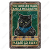 Décor mural vintage en métal représentant un chat noir avec le texte : You Smell Like Drama and a Headache Please G