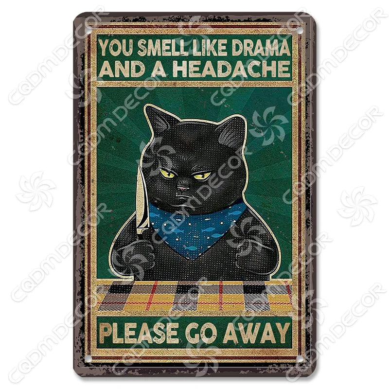 Décor mural vintage en métal représentant un chat noir avec le texte : You Smell Like Drama and a Headache Please G