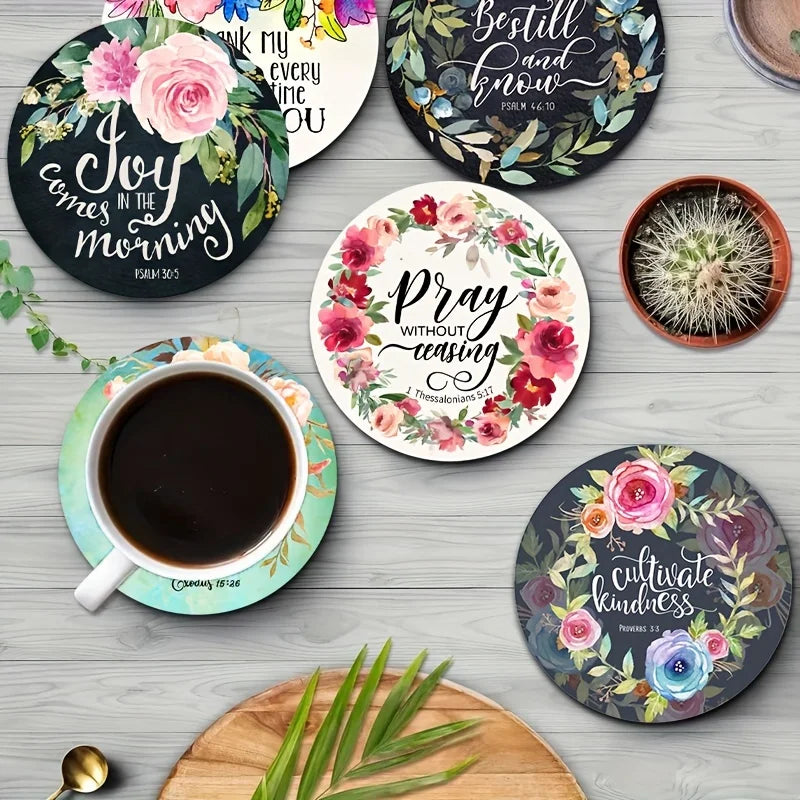 Ein Set aus sechs Holz-Gottesspruch-Untersetzern mit Blumen- und Bibelverszierungen.