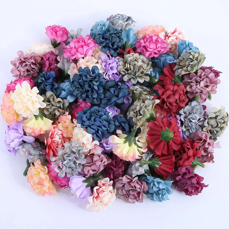 Un bouquet dense de mini-fleurs d'hydrangea artificielles dans diverses nuances de rose, violet, bleu et vert.