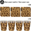 Ein Set aus 30 Servietten und 10 Tassen mit Leopardenmuster.