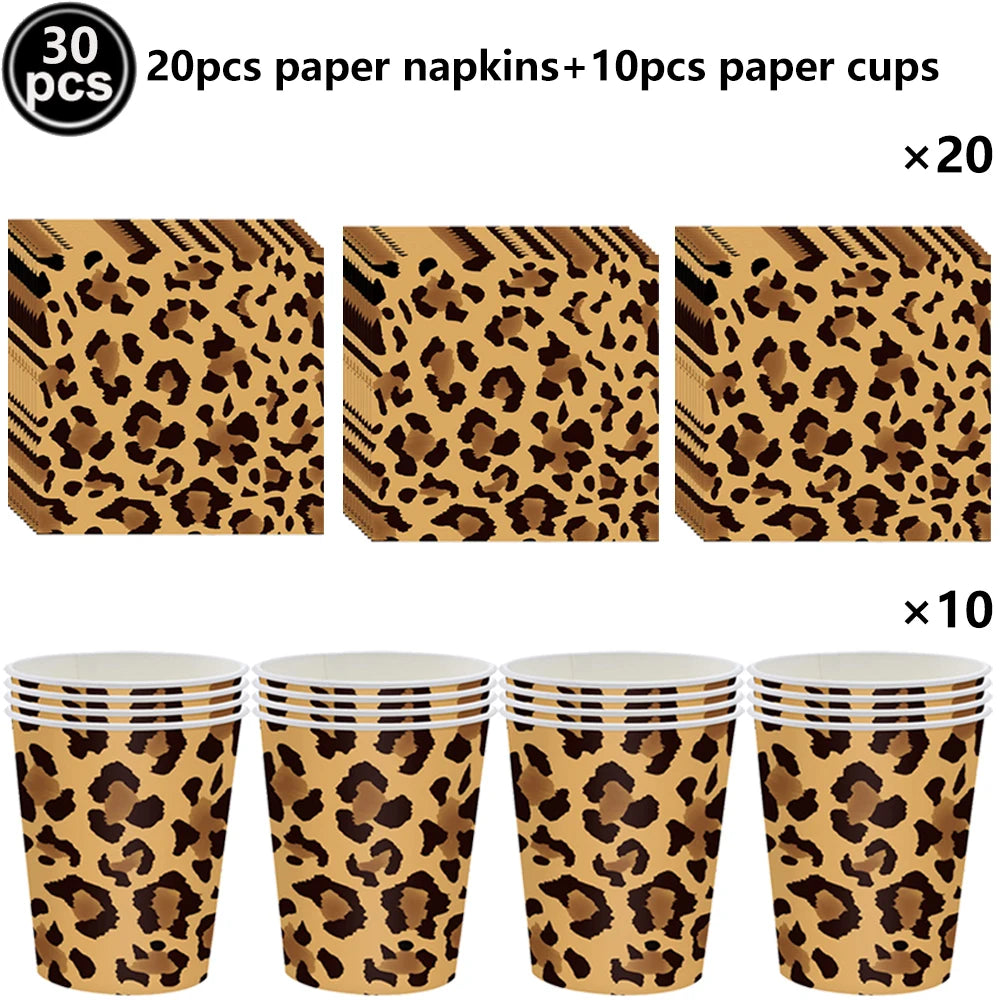 Ein Set aus 30 Servietten und 10 Tassen mit Leopardenmuster.