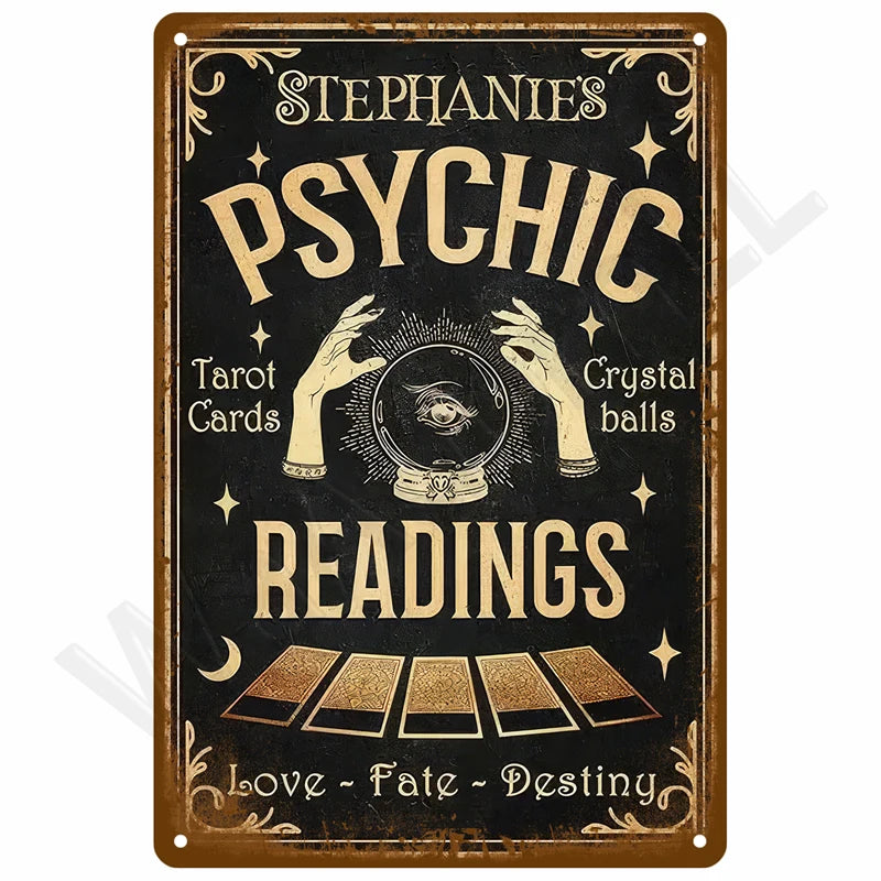 Vintage Metallwandtafel mit dem Text 'Stephanie's Psychic Readings' und einer Reihe von Tarotkarten.