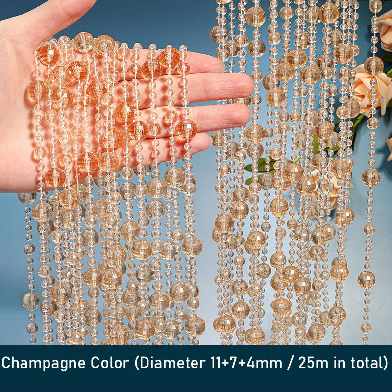 Maintenant tenant des brins de perles de cristal couleur champagne utilisées pour une décoration de rideau de porte