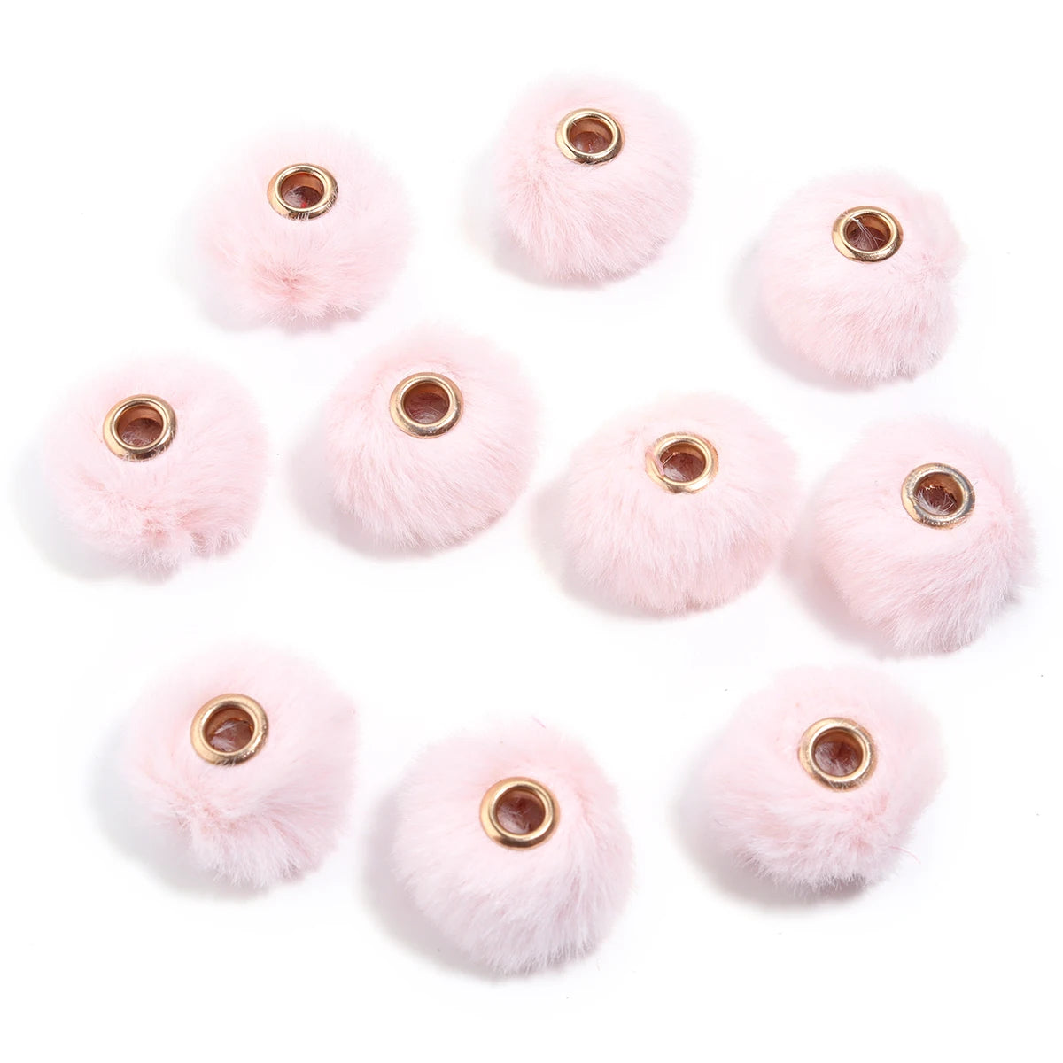 Plusieurs perles pompon roses et duveteuses pour fabriquer des bijoux DIY