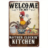 Vintage Bauernhof-Metallschild mit dem Text „Welcome to my Mother Cluckin' Kitchen“ und einem Hahn-Illustration