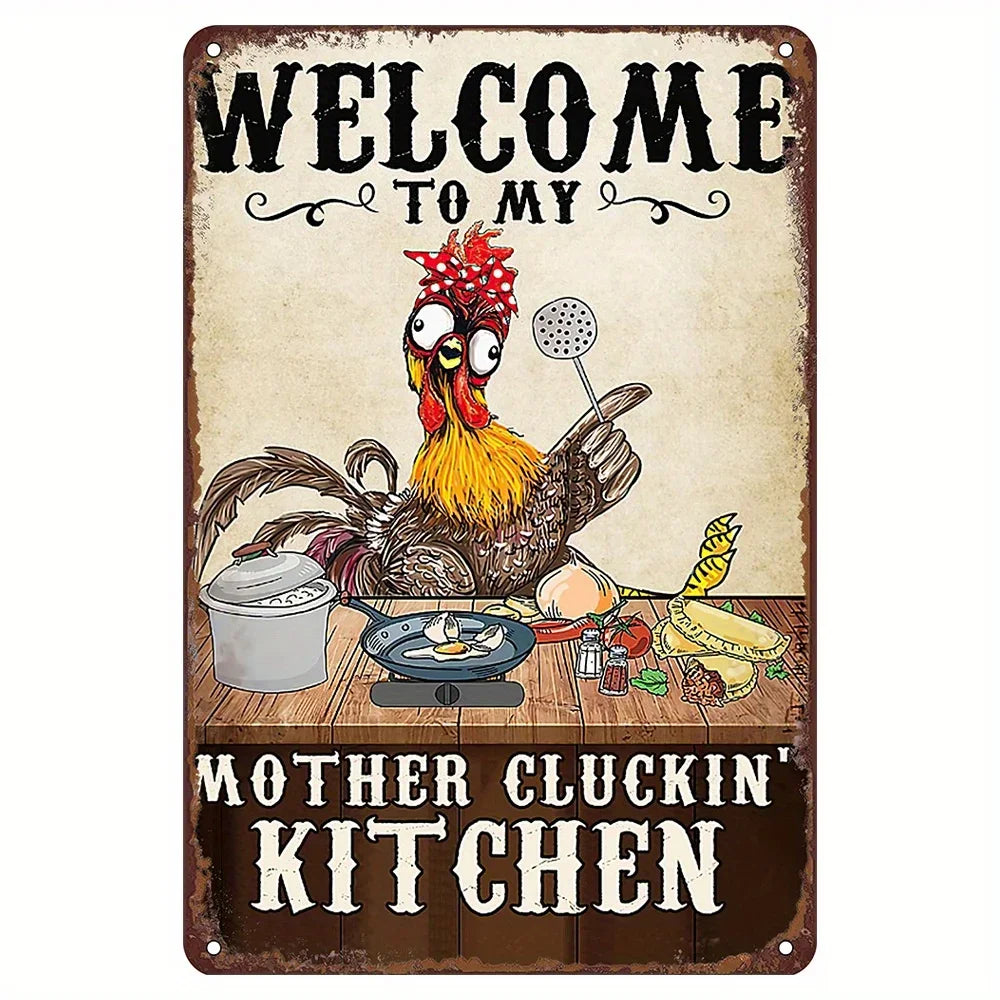 Vintage Bauernhof-Metallschild mit dem Text „Welcome to my Mother Cluckin' Kitchen“ und einem Hahn-Illustration