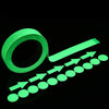 Rouleau de ruban adhésif autocollant phosphorescent vert vif avec flèches indiquant la direction