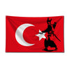 Rote Flagge mit weißem Halbmond und Stern und Silhouette eines Kriegers.