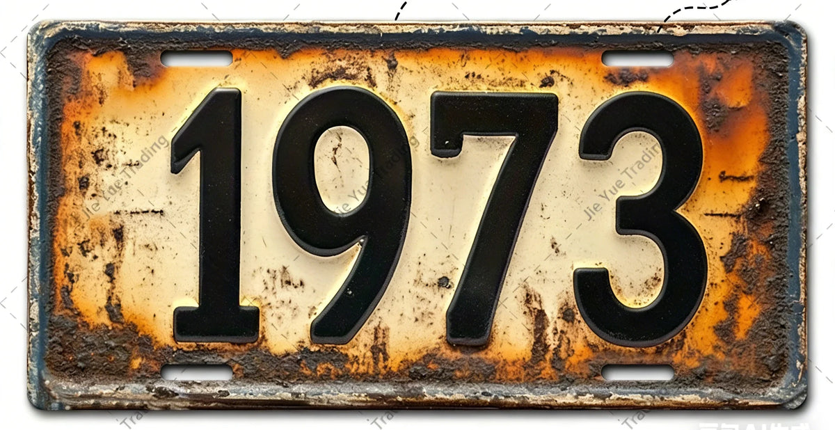 Letrero de aluminio vintage con el año 1973 grabado en una superficie desgastada y envejecida.