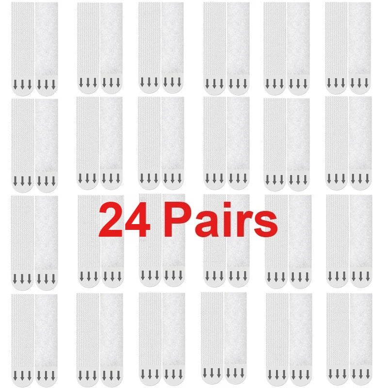 Una colección de 24 pares de tiras para colgar fotos resistentes en blanco.