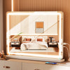 Moderner dimmbarer LED-Schminkspiegel mit warmem Schein, der ein Schlafzimmer zeigt.