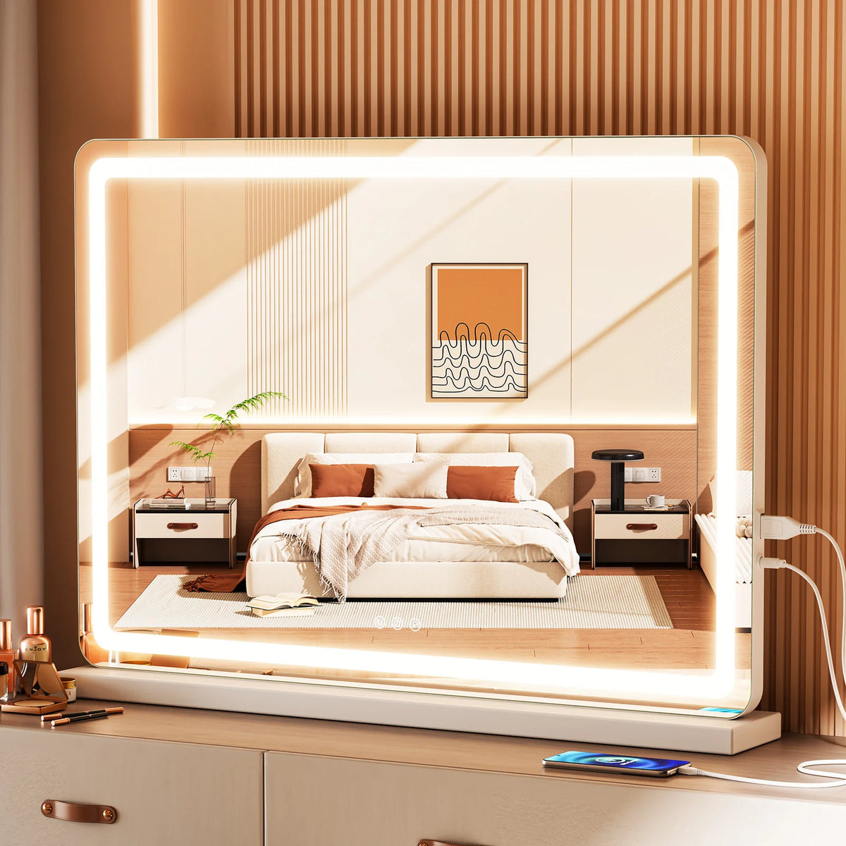 Moderner dimmbarer LED-Schminkspiegel mit warmem Schein, der ein Schlafzimmer zeigt.