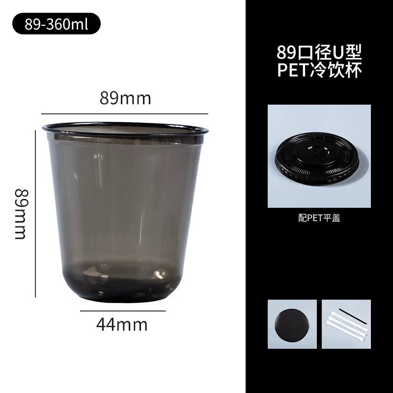 Transparente PET-Einwegbecher mit 89 mm Höhe und 44 mm Durchmesser, neben dem Deckel.