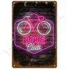 Dunkle Ziegelwand mit Neon-Violett-Umriss eines Fahrrads und dem Text BIKE Club.