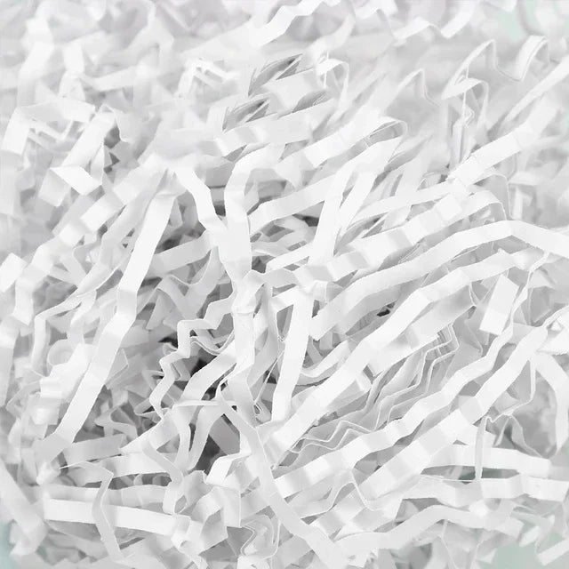 Nahaufnahme von weißem zerfasertem Papierfüllmaterial.