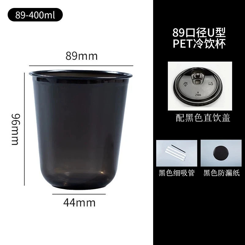Schwarze Einweg-PET-Tasse mit Deckel und Strohhalm, Seitenansicht.