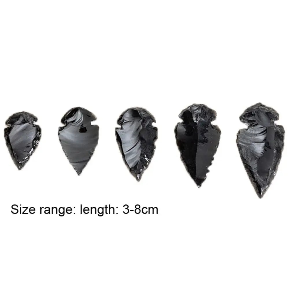 A set of natural black obsidian arrow pendants showing a size range of 3 to 8 centimeters.