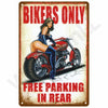 Vintage-Metallwandschild mit roter Schrift: 'Bikers Only' und 'Free Parking in Rear', zeigt eine Frau auf einem Motorrad.